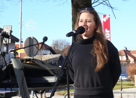 TRIJE DOBRI MOŽJE, ROMANA KRAJNČAN IN JELENI PRIREDITEV PRED KULTURNIM DOMOM 16 FOTO LJUBO VUKELIČ